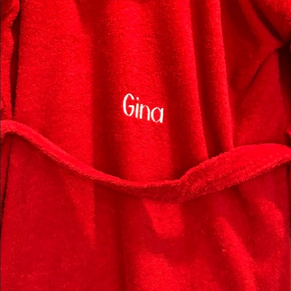 Red hooded robe. Smoke & pet free home - Picture 5 of 13